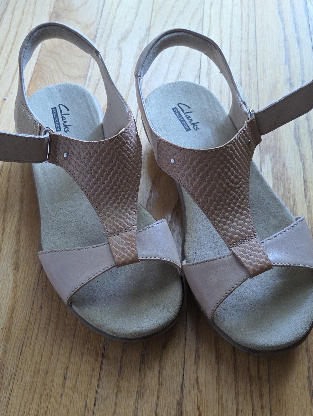 Clarks Women’s Beige/Tan Leather T‑Strap Slingback Sandals